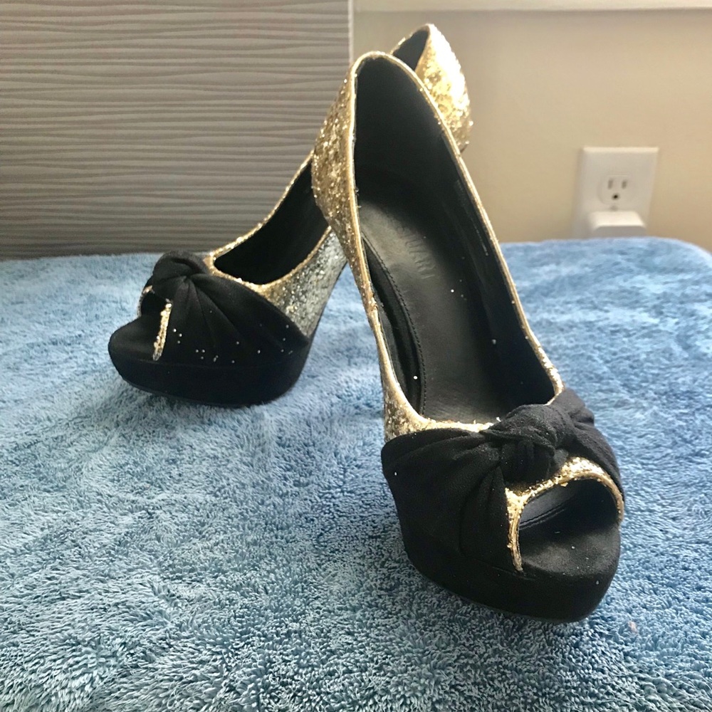 Peep toe platform pump